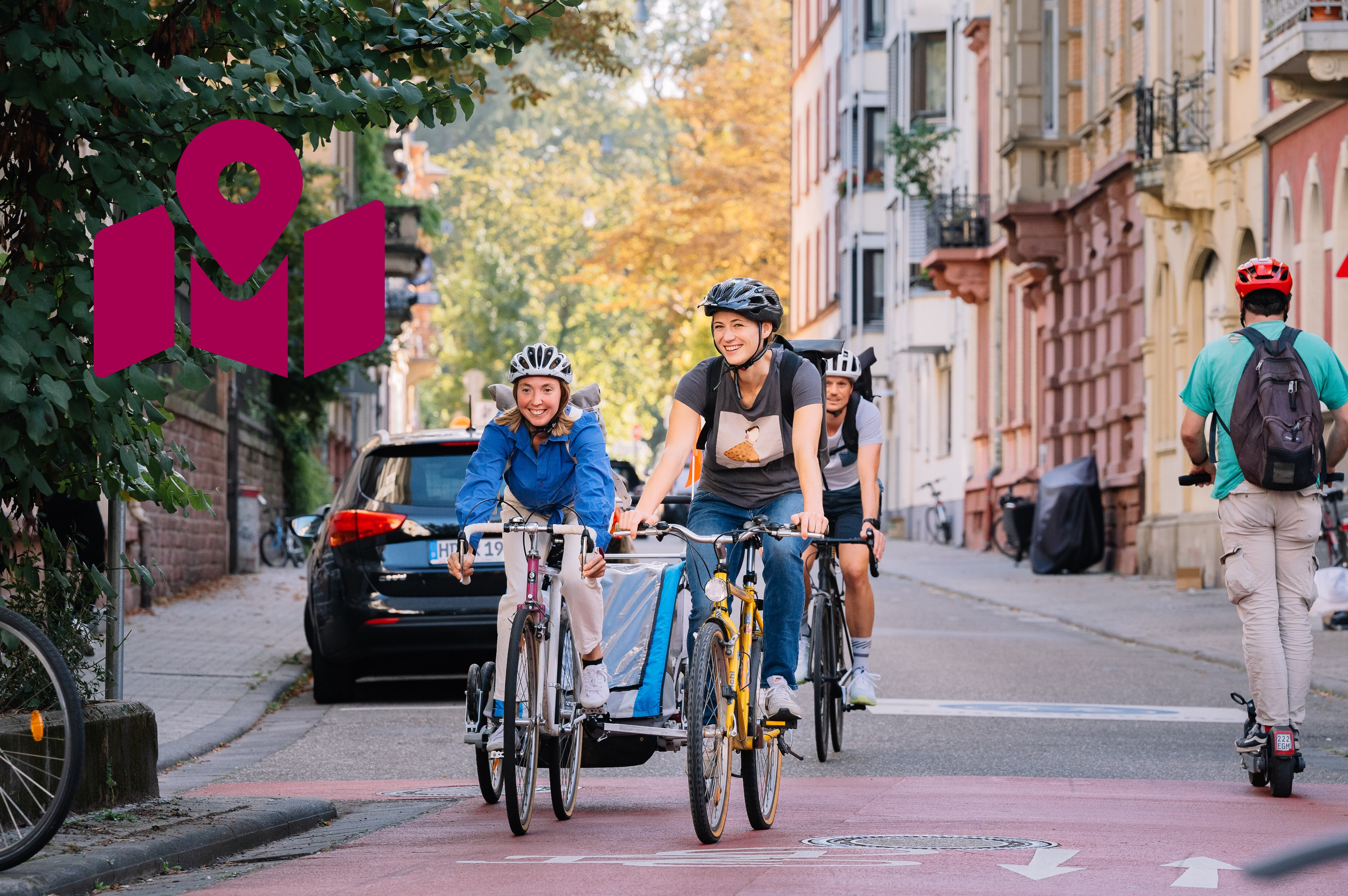 Fahrradfahrer*innen fahren durch eine Straße in Heidelberg